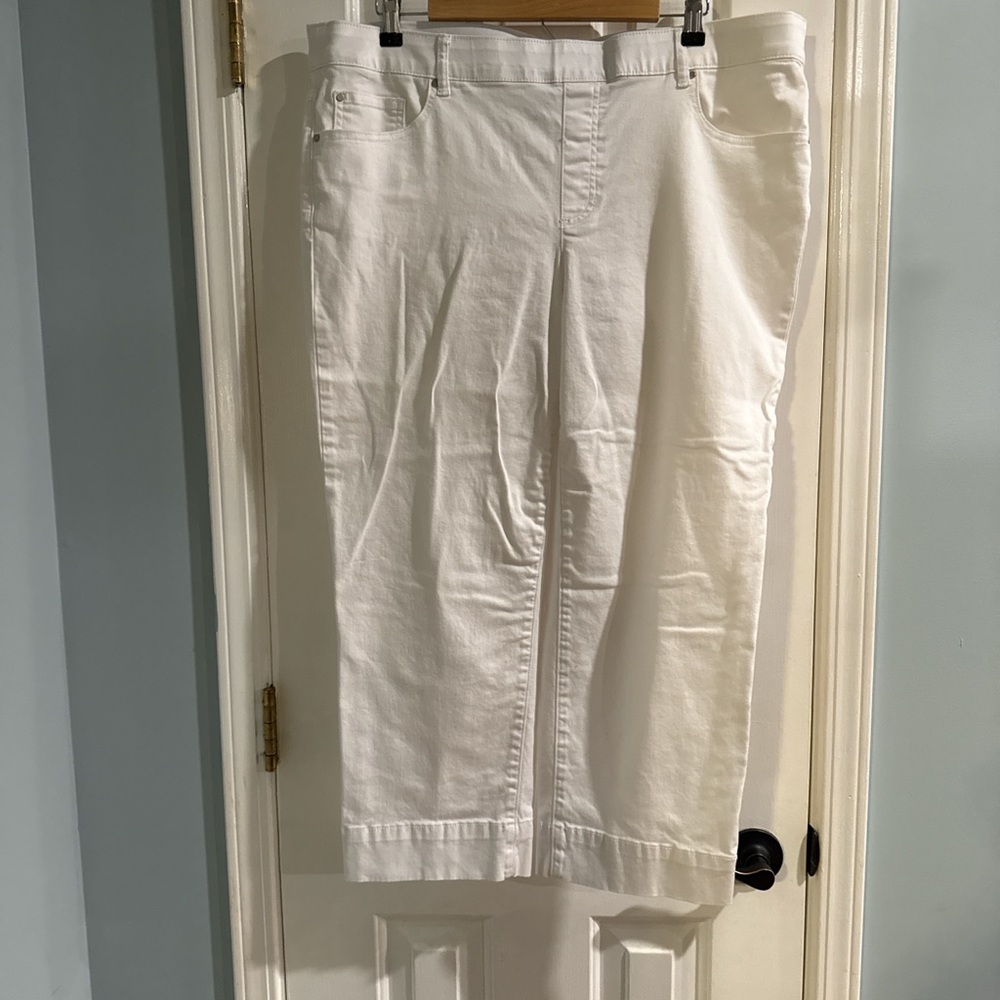 NWOT Tribal Crisp White Capri